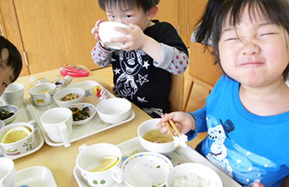 子ども達の昼食の様子写真を紹介しています
