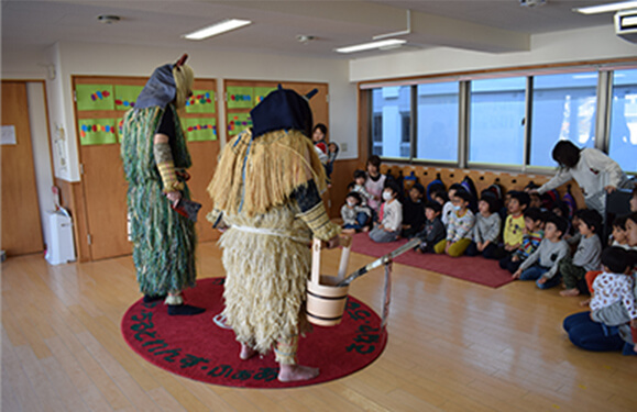 なまはげ体験の様子写真を紹介しています