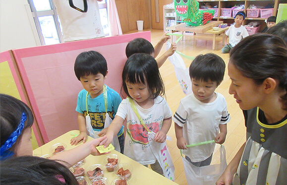 お店屋さんごっこの様子写真を紹介しています